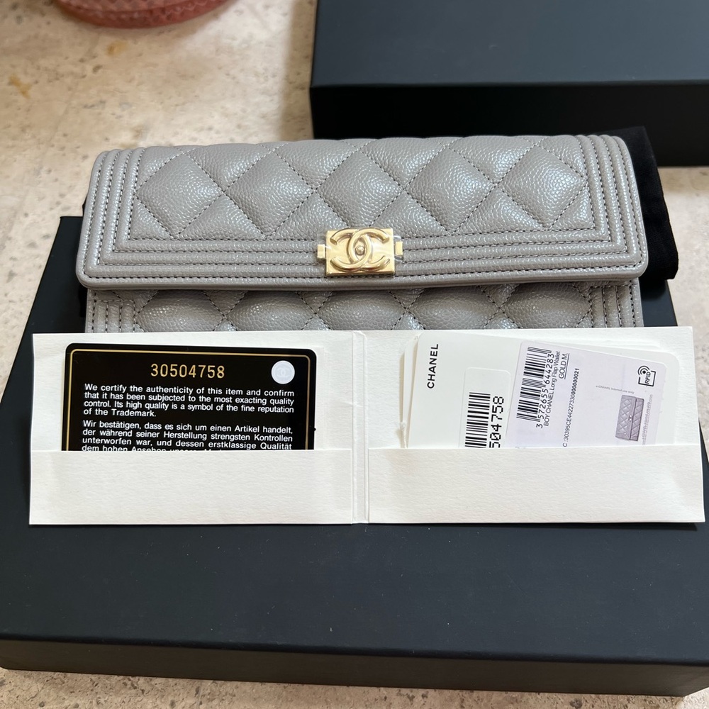 Caviar Quilted Large Boy Gusset Flap Wallet - Picture 5 of 11